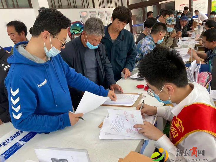 青岛西海岸新区不动产登记流动服务窗口工作人员正在社区为居民办理房产证面签手续2.jpg
