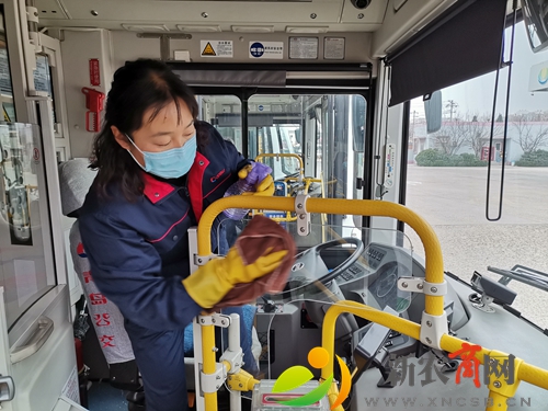 战“疫”一线：青岛城阳公交保洁员王海霞 保障80辆公交车日常消毒
